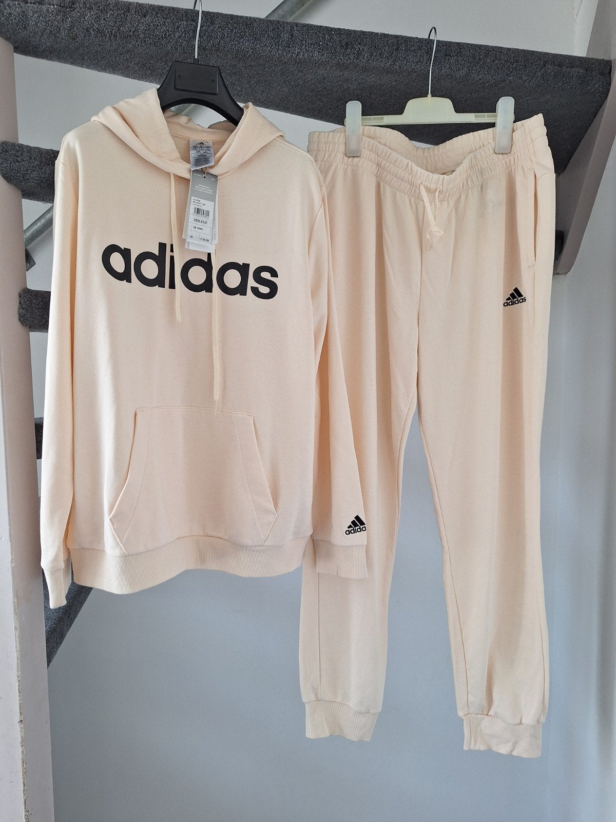 Adidas trainingspak hoodie en joggingbroek maat XL, Kleding | Dames, Sportkleding, Adidas, Beige, Nieuw, Ophalen of Verzenden