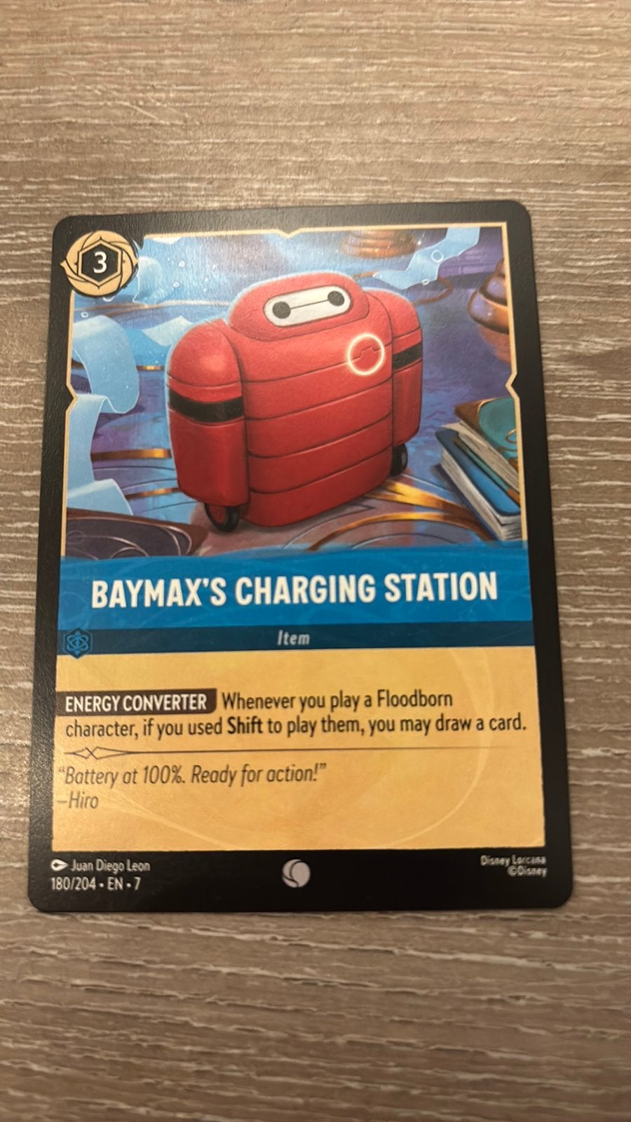 Disney Lorcana Baymax charging station 180-204 7ARI nonfoil, Hobby en Vrije tijd, Ophalen of Verzenden, Zo goed als nieuw