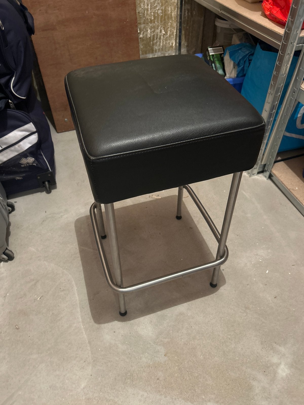IKEA Julius barkruk - Zwart met metalen onderstel, Huis en Inrichting, Kunststof, Gebruikt, Met voetsteun, 60 tot 90 cm