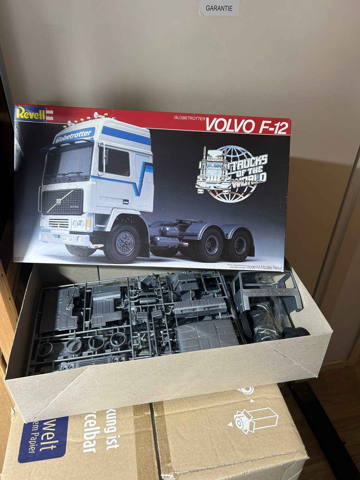 Revell 7466 volvo f-12 globetrotter, Ophalen of Verzenden, Zo goed als nieuw