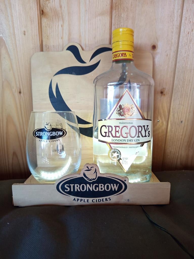Strongbow Apple Ciders reclame display met glas, Ophalen, Gebruikt, Reclamebord