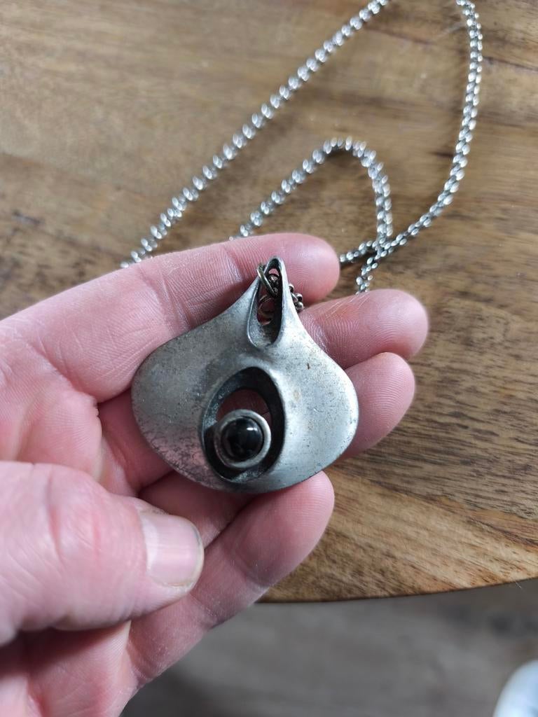 Tinnen hanger met ketting, Eivind Hillestad, Noors design, Gebruikt, Ophalen of Verzenden, Zilver, Overige materialen