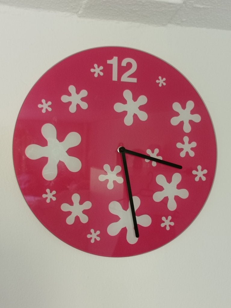 Klok van glas 35 cm, Huis en Inrichting, Woonaccessoires | Klokken, Ophalen of Verzenden, Zo goed als nieuw, Analoog, Wandklok