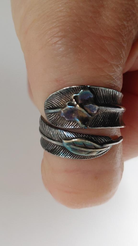 Zilveren ring in de vorm van een veer met vlinder, Gebruikt, Ophalen of Verzenden, 17 tot 18, Dame of Heer