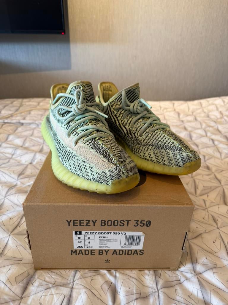 Yeezy Boost 350 V2 Yeezreel - Maat 42, Kleding | Heren, Schoenen, Ophalen of Verzenden, Zo goed als nieuw, Overige kleuren, Sneakers of Gympen