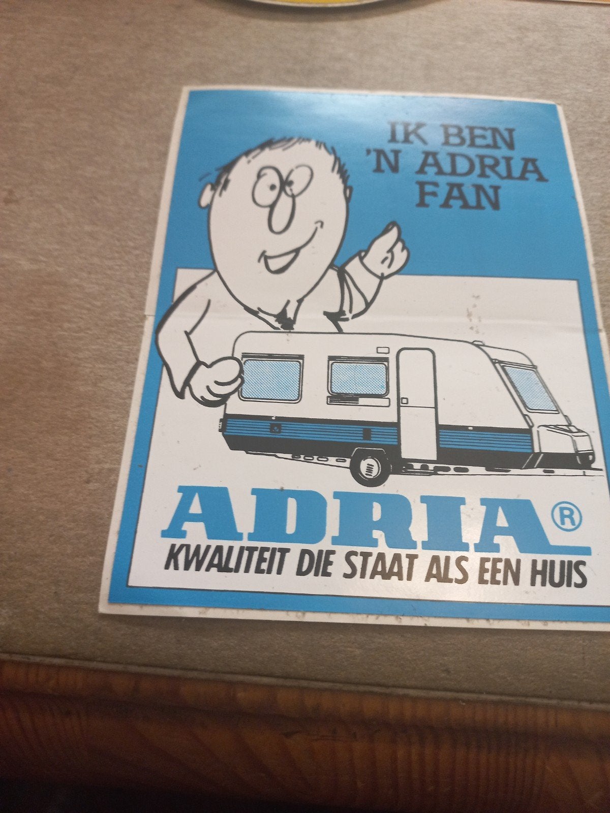 Vintage Adria Caravan Sticker - Ik ben 'n Adria Fan, Ophalen of Verzenden, Zo goed als nieuw