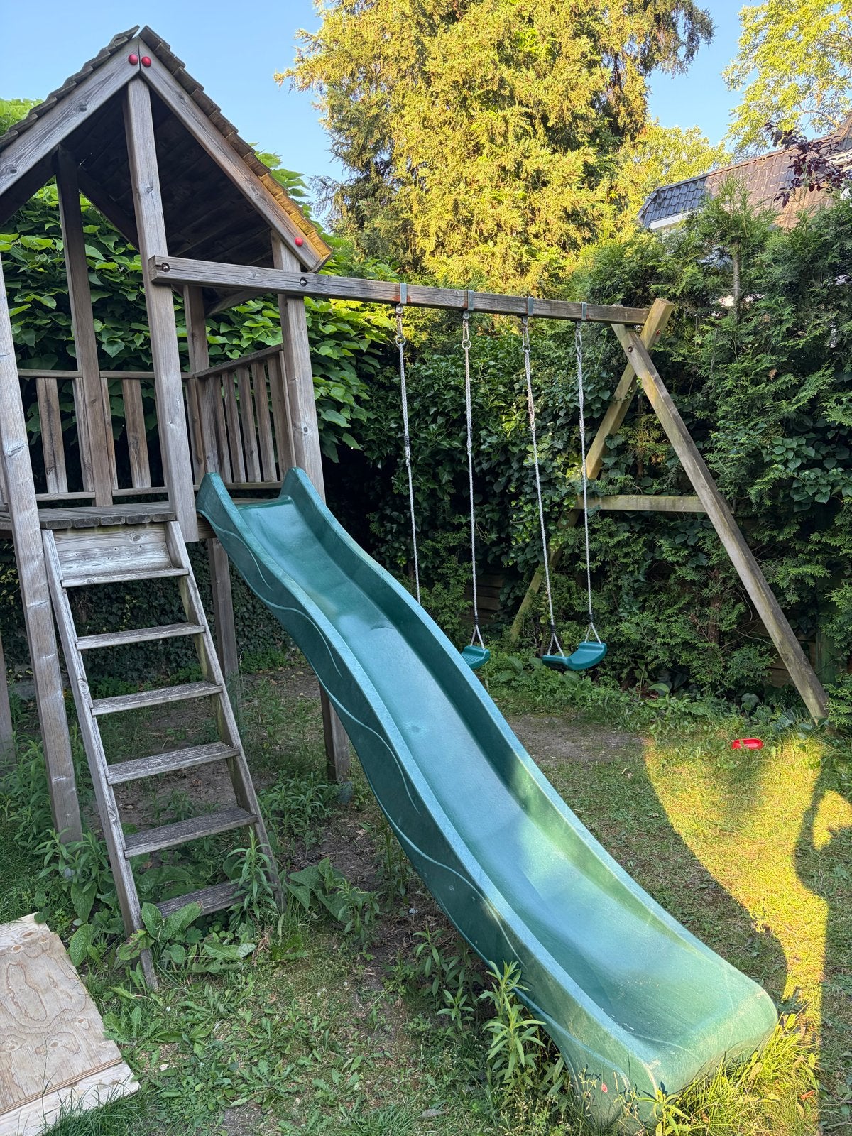 Gratis - Houten speeltoestel met glijbaan en schommels, Kinderen en Baby's, Speelgoed | Buiten | Speeltoestellen, Ophalen, Gebruikt
