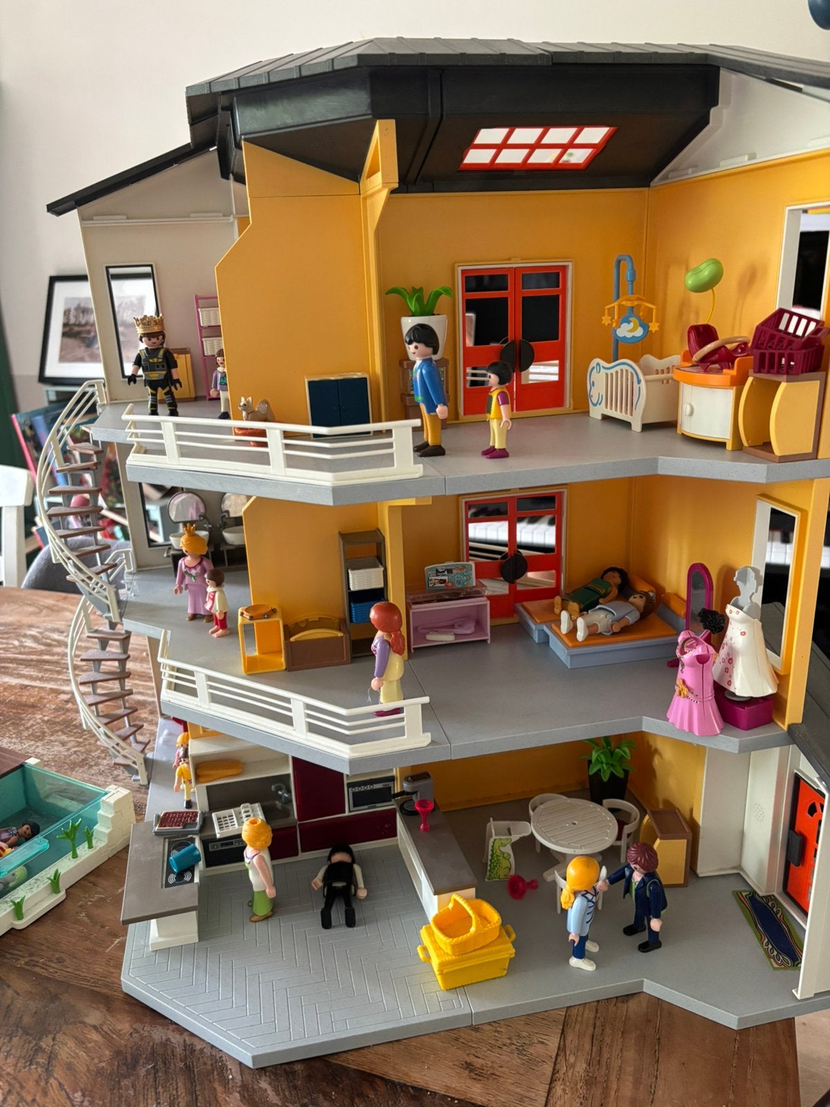 Mooi playmobielhuis met een zwembad, Kinderen en Baby's, Speelgoed | Poppenhuizen, Verzenden, Zo goed als nieuw, Poppenhuis