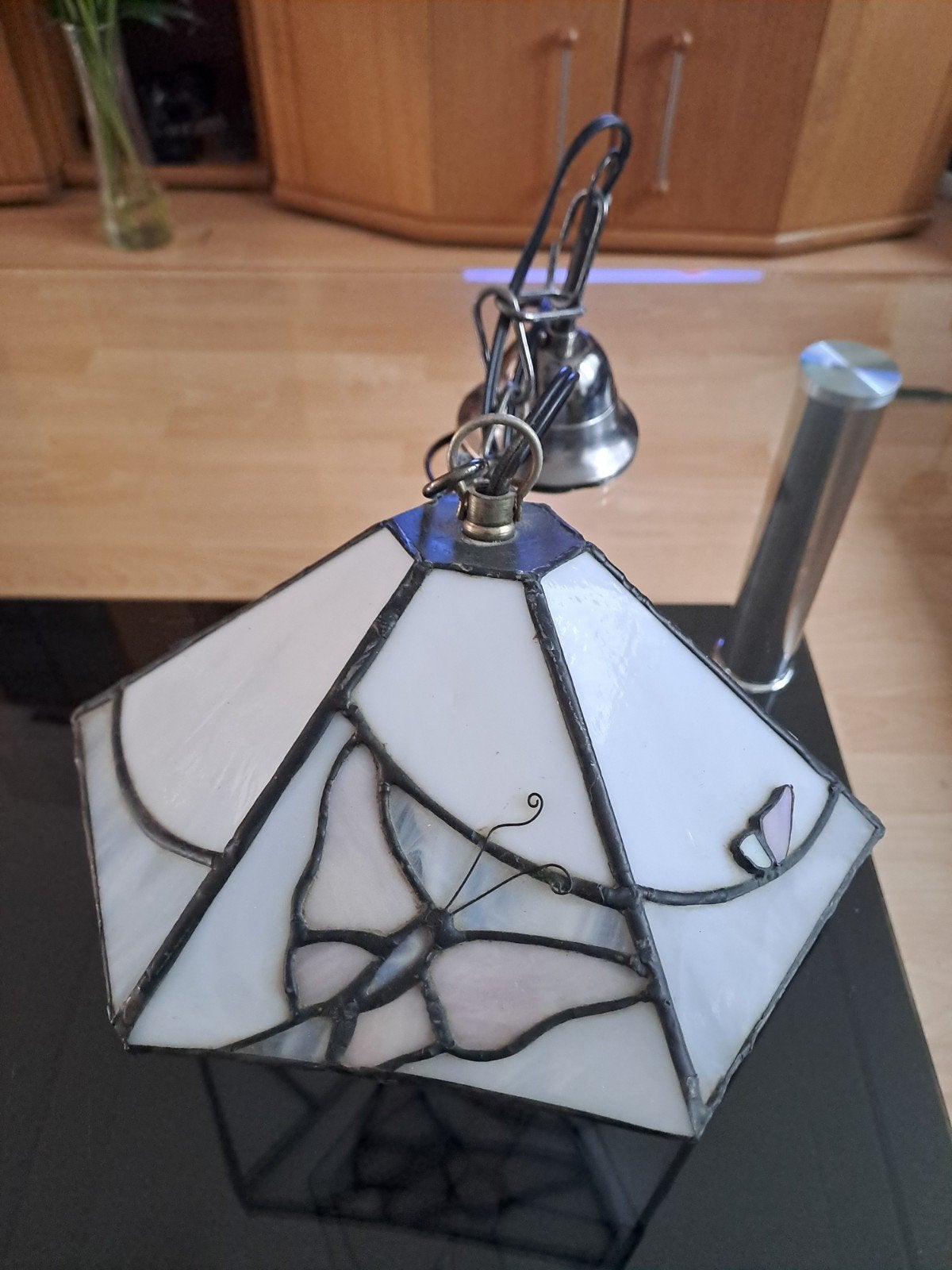 Tiffany stijl hanglamp met vlindermotief - glas in lood, Huis en Inrichting, Glas, E27 (groot), Ophalen of Verzenden, Tiffany, Art Nouveau
