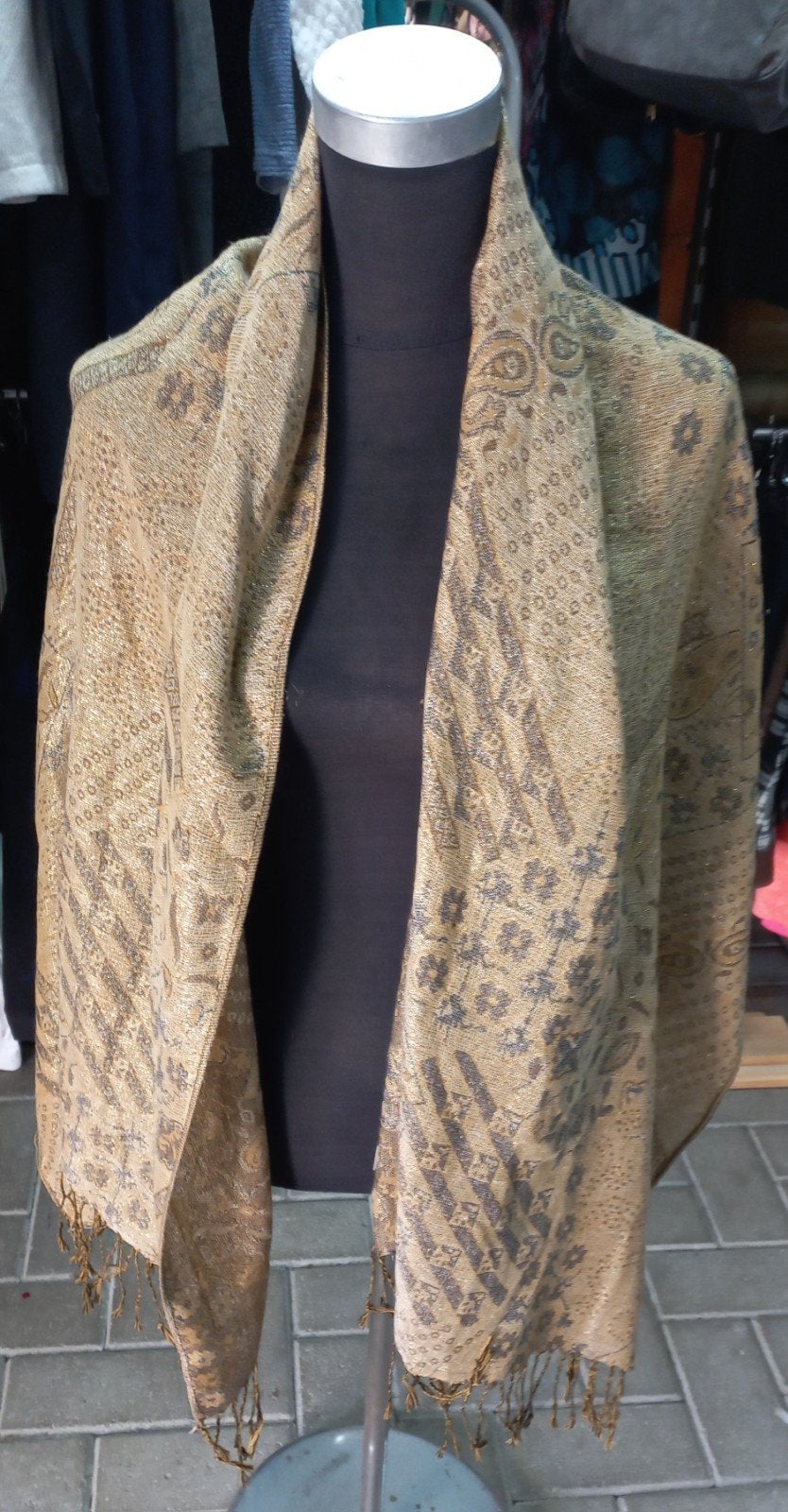 Gouden Viscose Sjaal met Paisley Patroon, Maat 46/48 (XL) of groter, Ophalen of Verzenden, Sjaal, Onbekend