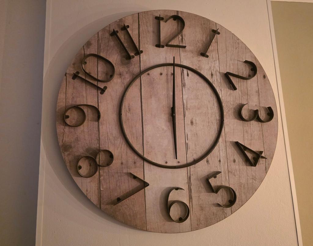 Mooie Grote klok, 70cm, hout met metalen cijfers., Ophalen, Zo goed als nieuw, Analoog, Wandklok
