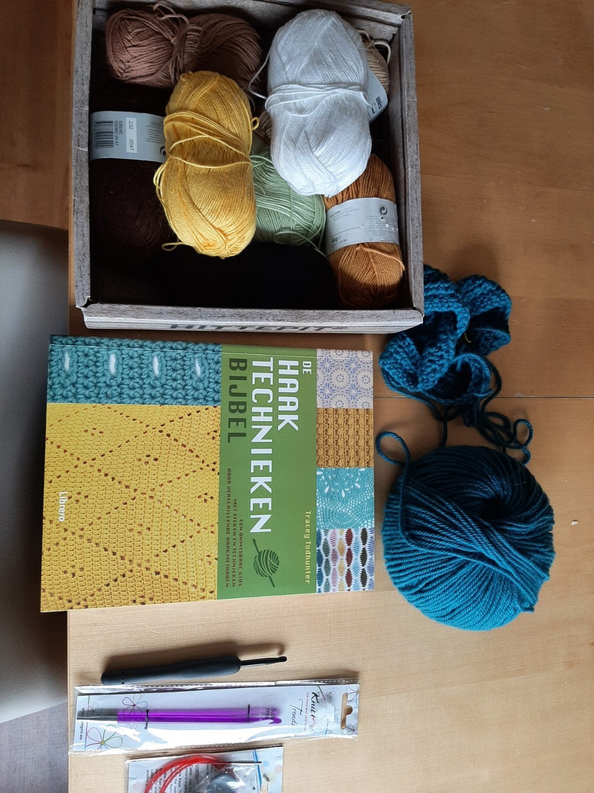 De Haaktechniekenbijbel met wol en haaknaalden, Hobby en Vrije tijd, Ophalen, Zo goed als nieuw, Haken, Patroon of Boek