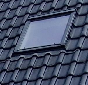 Velux pk06 inclusief zonwering en gordijn., Raamkozijn, Zo goed als nieuw, Inclusief glas, 75 tot 150 cm