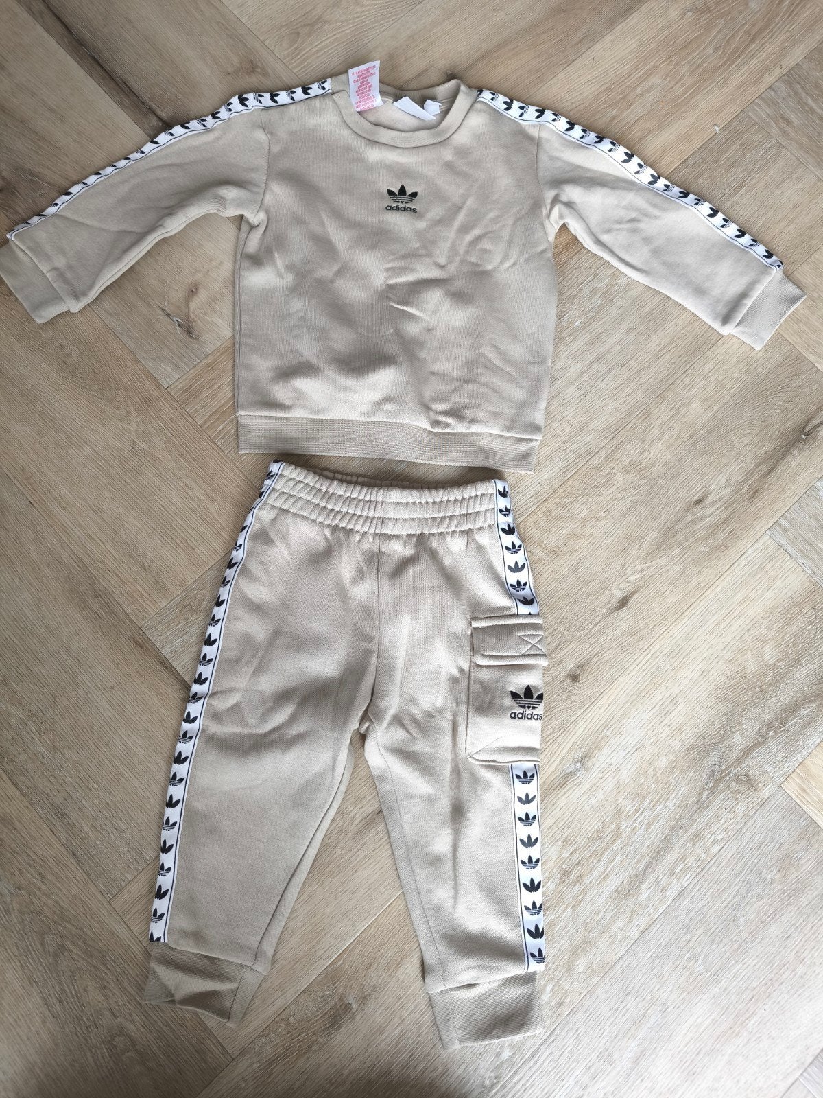 Adidas Trainingspak NIEUW met label beige crème 12-18 maande, Kinderen en Baby's, Babykleding | Maat 86, Ophalen of Verzenden