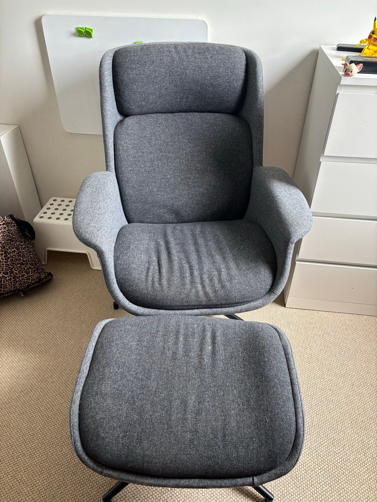 Comfortabele grijze fauteuil met voetenbank (äleby van Ikea), Ophalen, 75 tot 100 cm, Zo goed als nieuw, Stof
