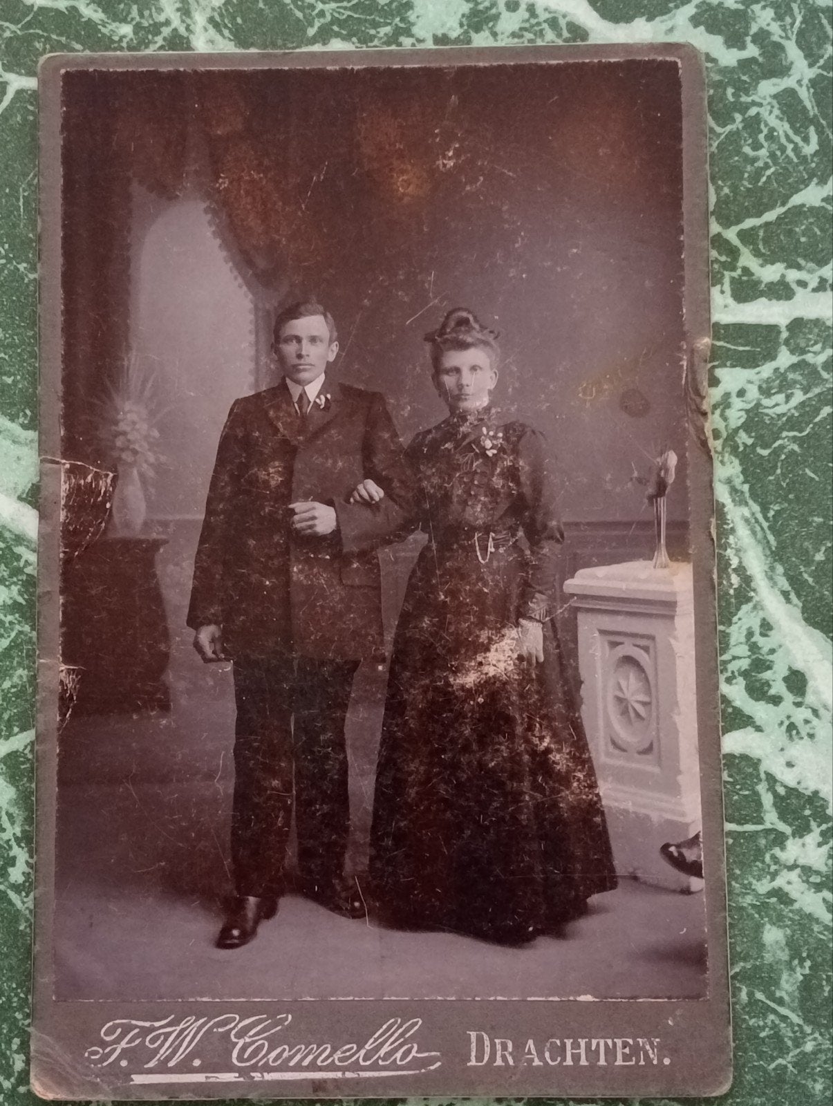 Antieke foto van stel, F.W. Comello Drachten, ca. 1900, Ophalen of Verzenden, Voor 1940, Gebruikt, Overige onderwerpen