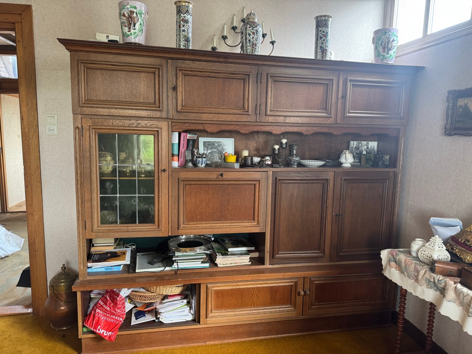 TEAB Antieke houten kast met vitrine en opbergruimte, Ophalen