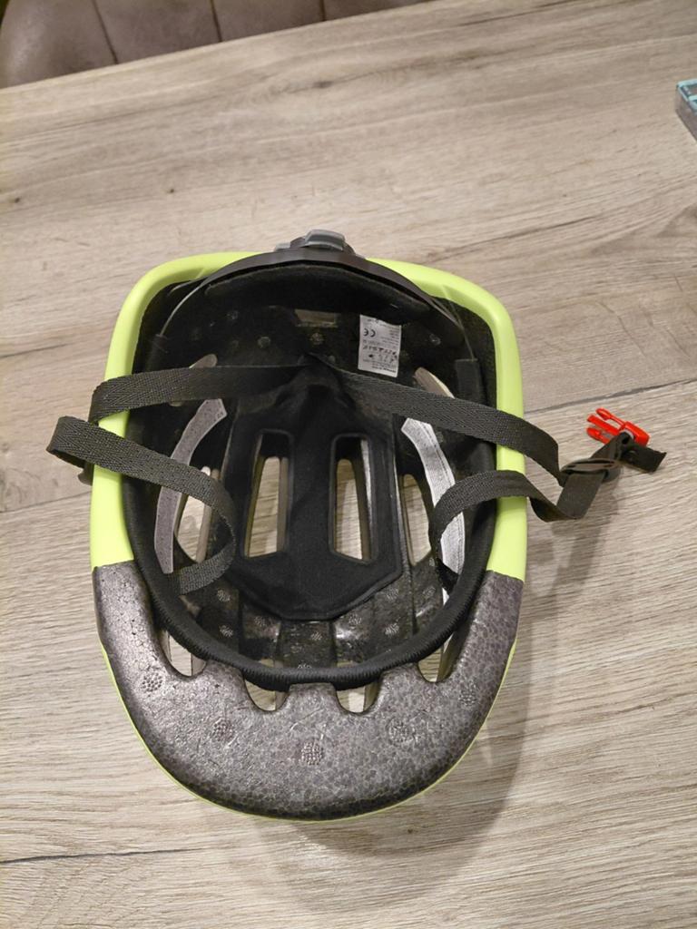 B'Twin fietshelm - Lichtgroen, maat M, Ophalen, M, Zo goed als nieuw, B'Twin