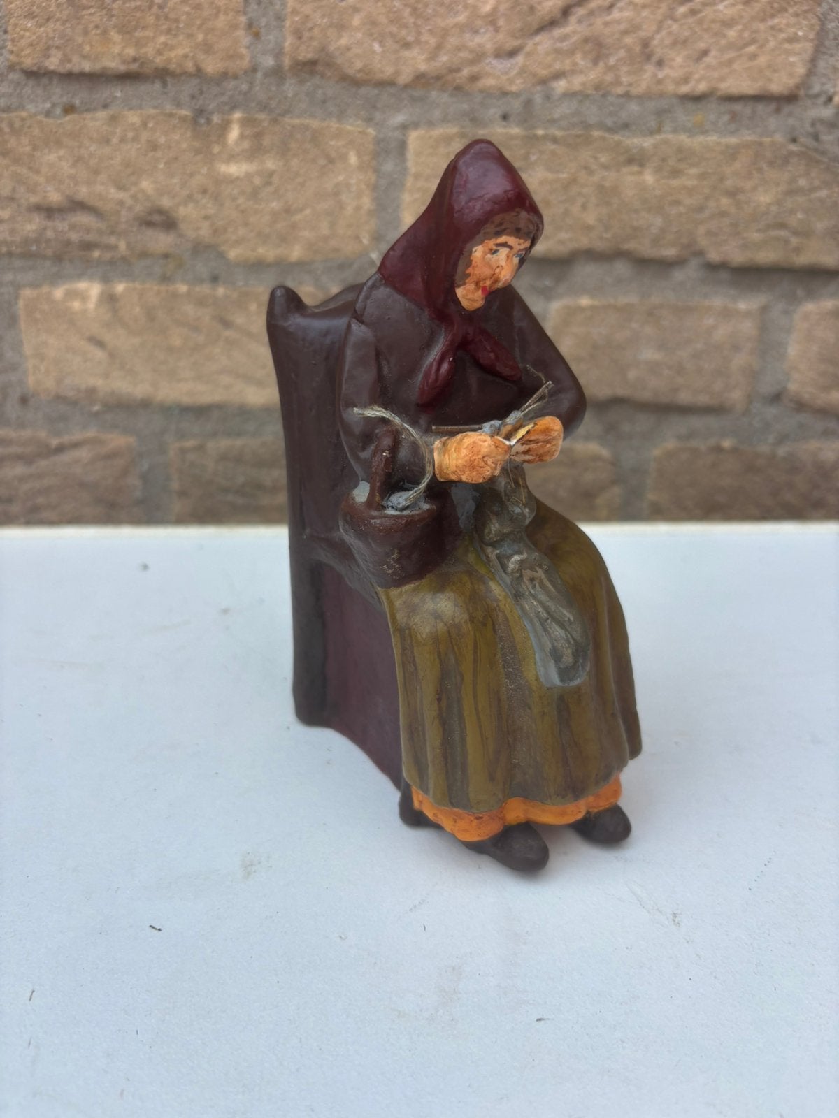 Vintage polychroom gipsen beeld oude vrouw die breit, Ophalen of Verzenden, Gebruikt, Mens