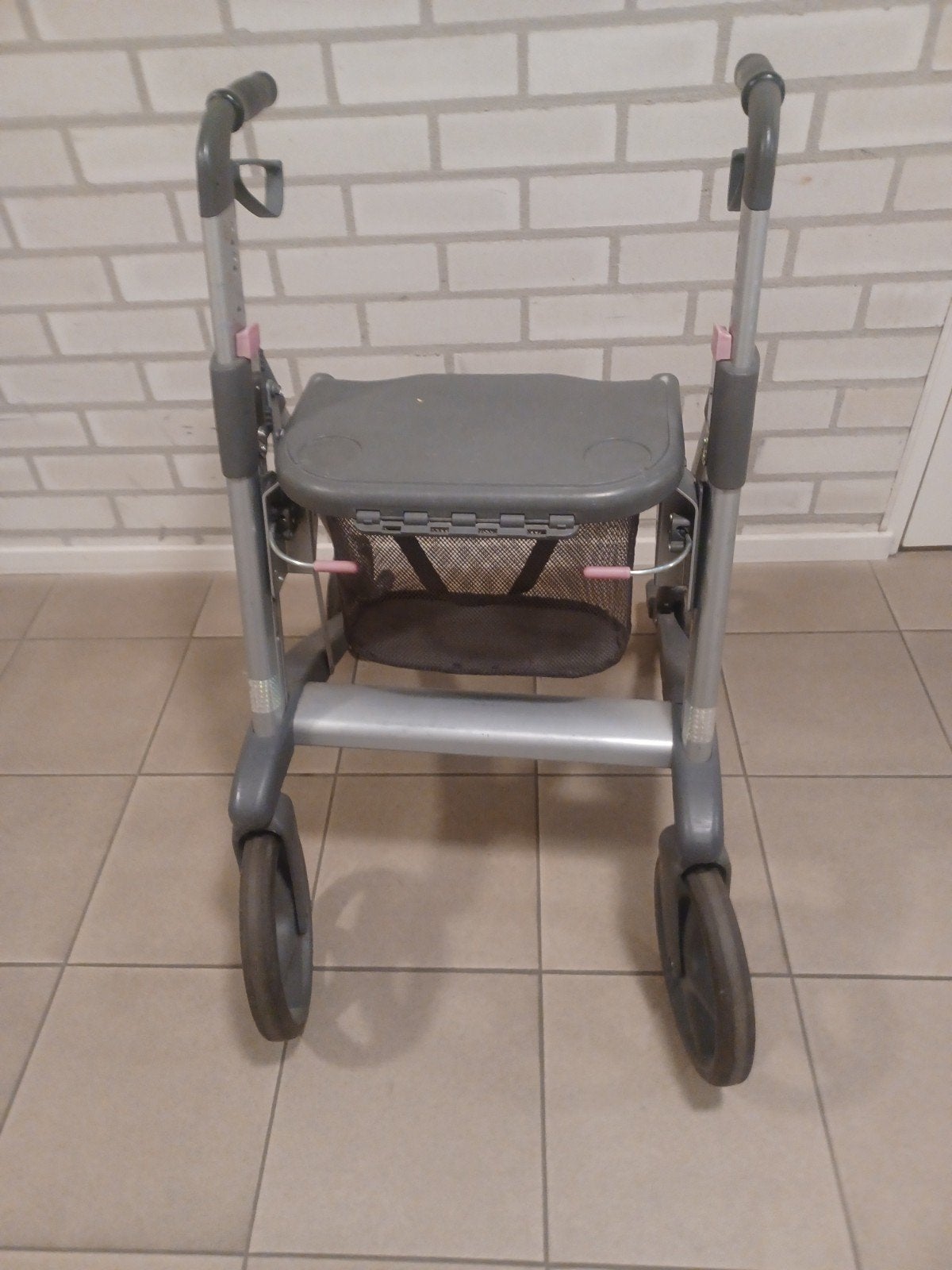 Rollator zeer mooi en goed met grote wielen loopt gemakkelij, Diversen, Ophalen of Verzenden