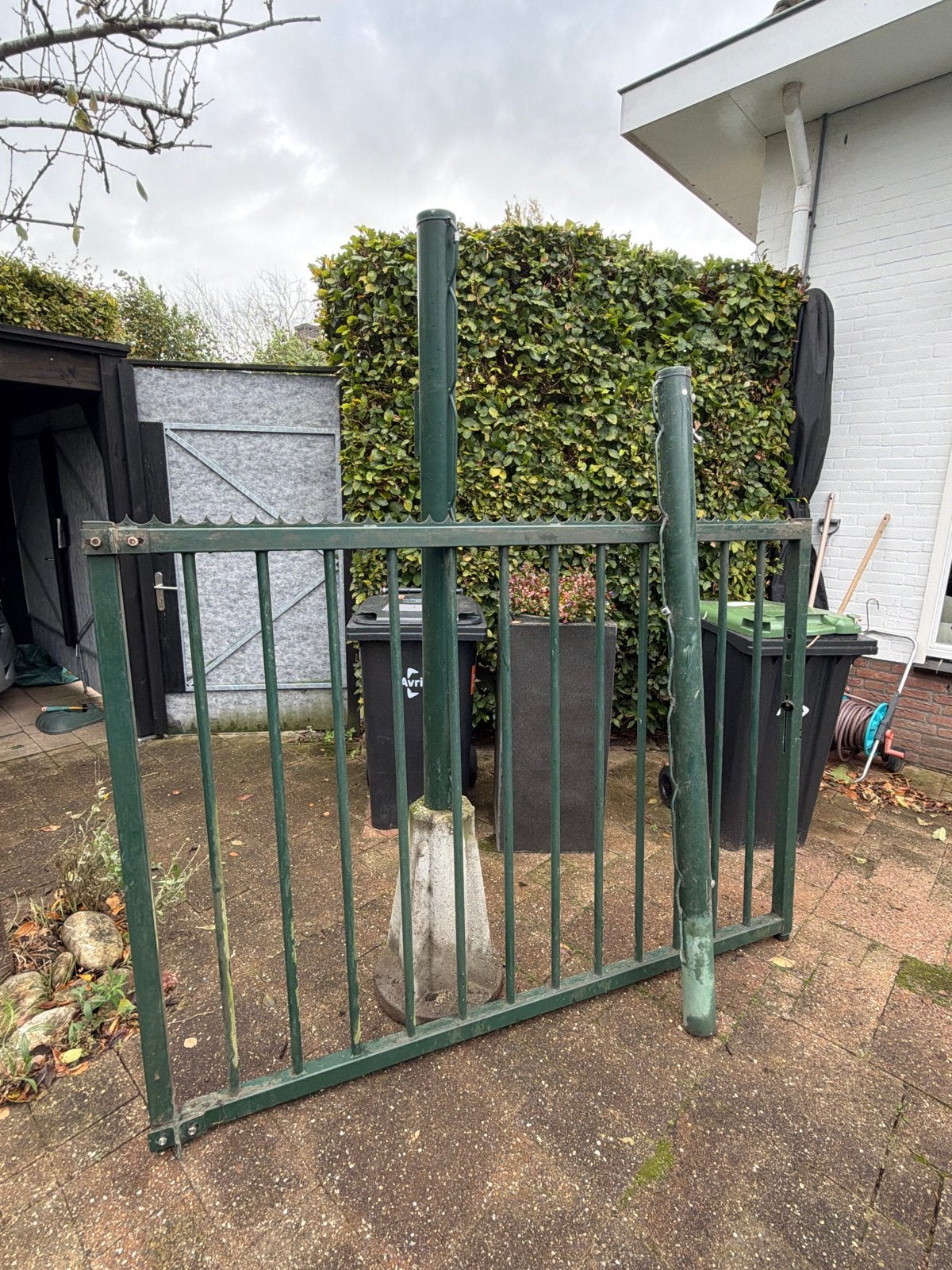 Hekwerk met palen en betonnen voet, Tuin en Terras, Ophalen, Met poort, Gebruikt, Tuinhek