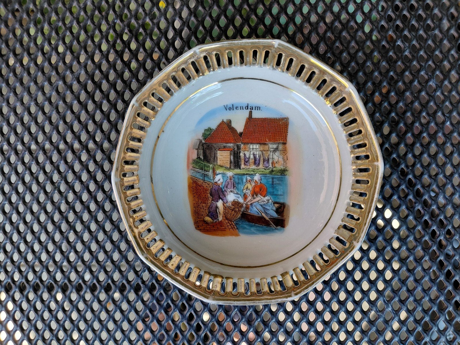 Oud klein schaaltje met open rand. Volendam. WGG. Schumann, Antiek en Kunst, Antiek | Schalen, Ophalen of Verzenden