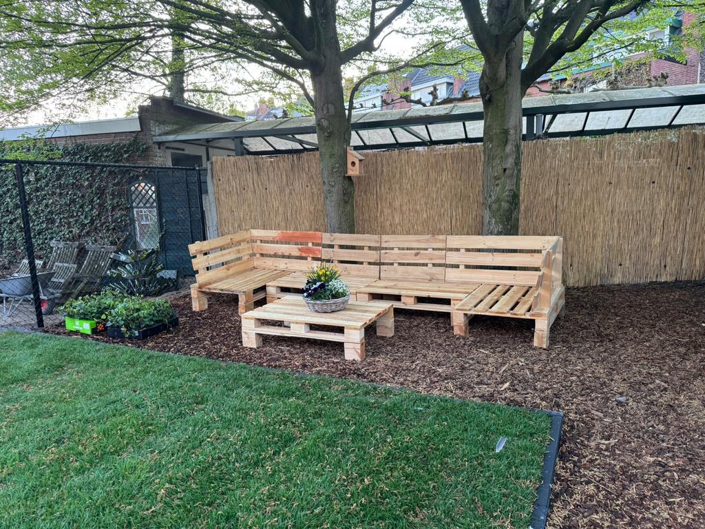 Mooie gebeitste palletbank met kleine imperfectie, Ophalen, 5 zitplaatsen, Gebruikt, Loungeset
