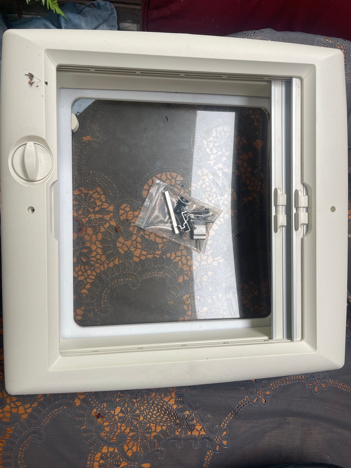 Dakluik 40x40 compleet met verduistering en hor, Ophalen, Gebruikt