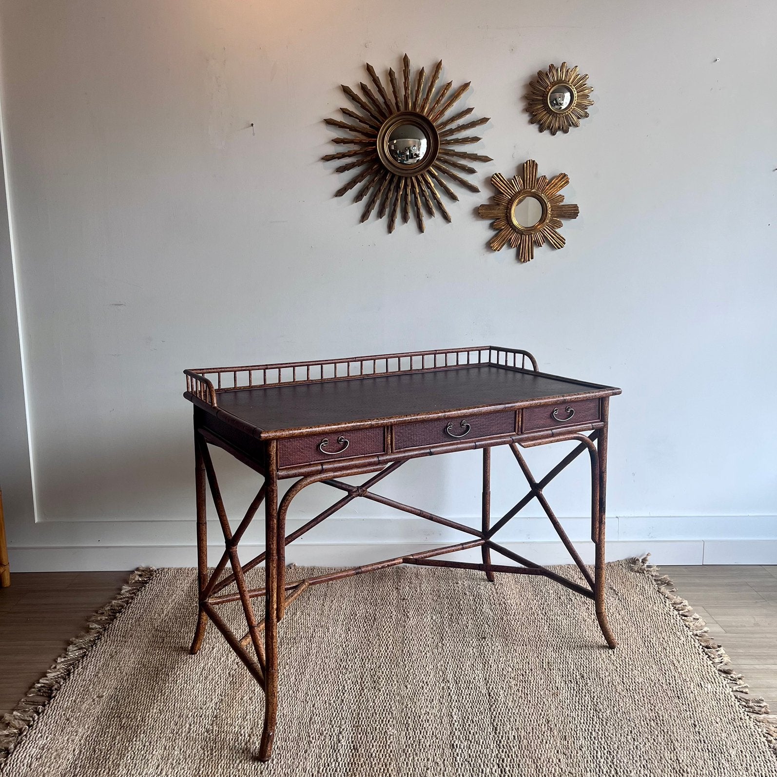 Antiek Hemingway Chinoiserie  sidetable bureau rotan vintage, Ophalen