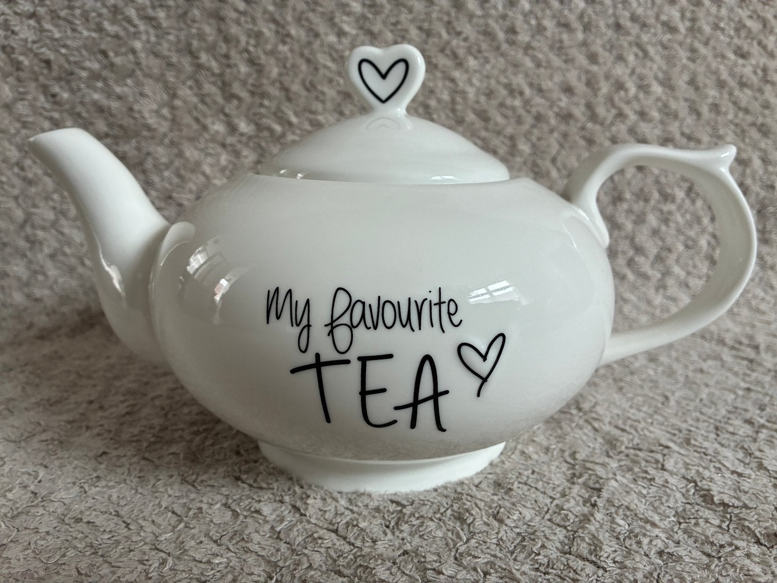 Rivièra Maison theepot 'My Favourite Tea' - Nieuwstaat, Theepot/fluitketel, Ophalen of Verzenden, Zo goed als nieuw, Steen/keramiek