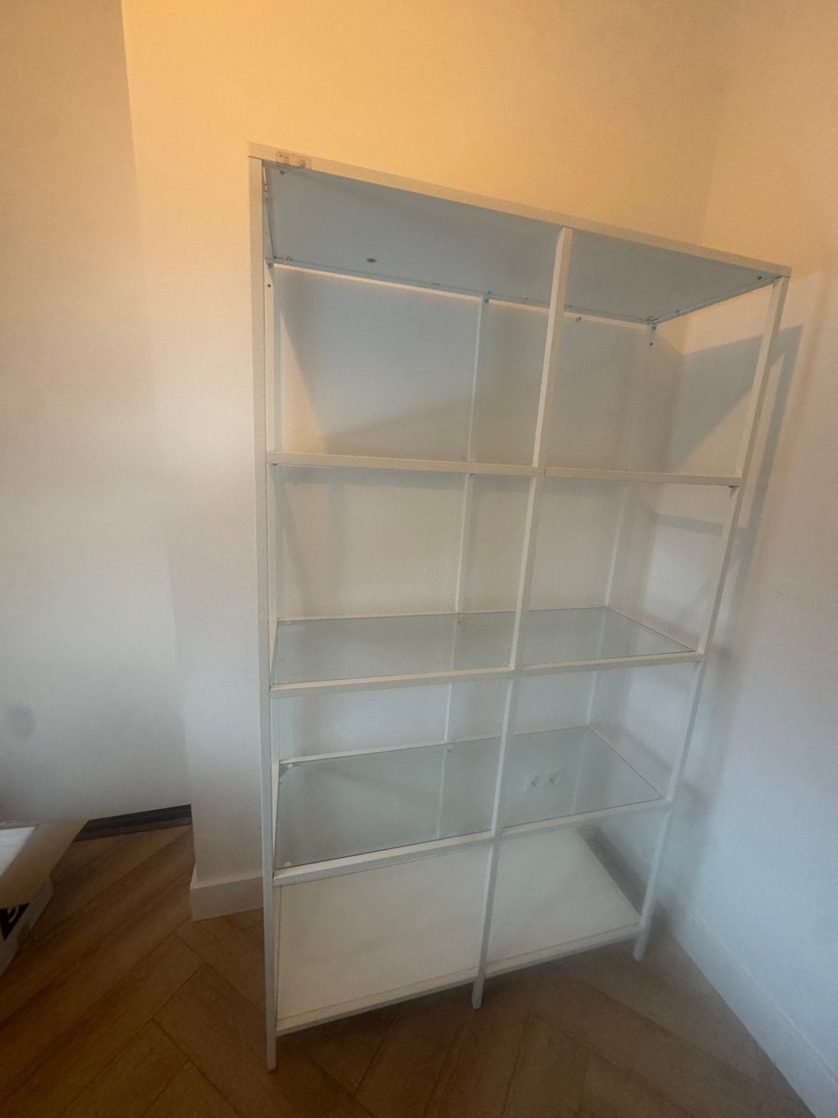 Witte metalen kast met glazen planken, Ophalen, Met plank(en), Gebruikt, 50 tot 100 cm