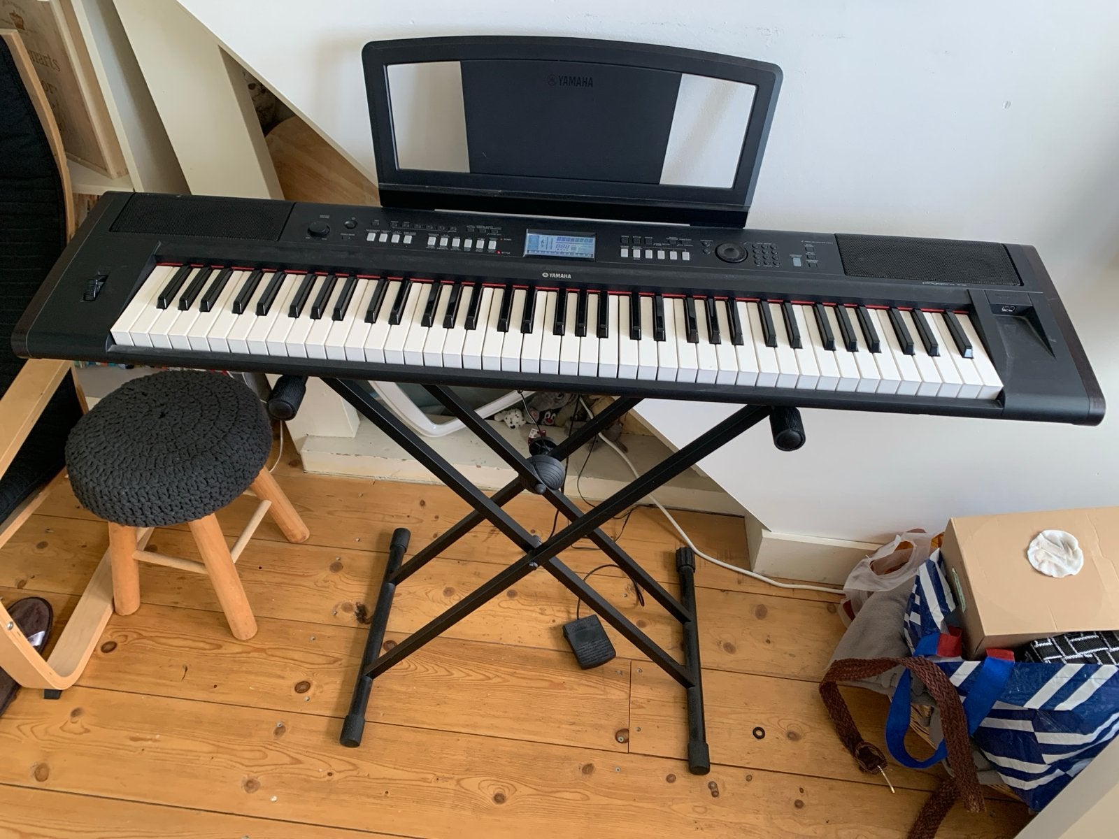 Yamaha Piaggero NP-V80 keyboard met standaard en pedaal, Ophalen, Yamaha, Zo goed als nieuw, Aanslaggevoelig