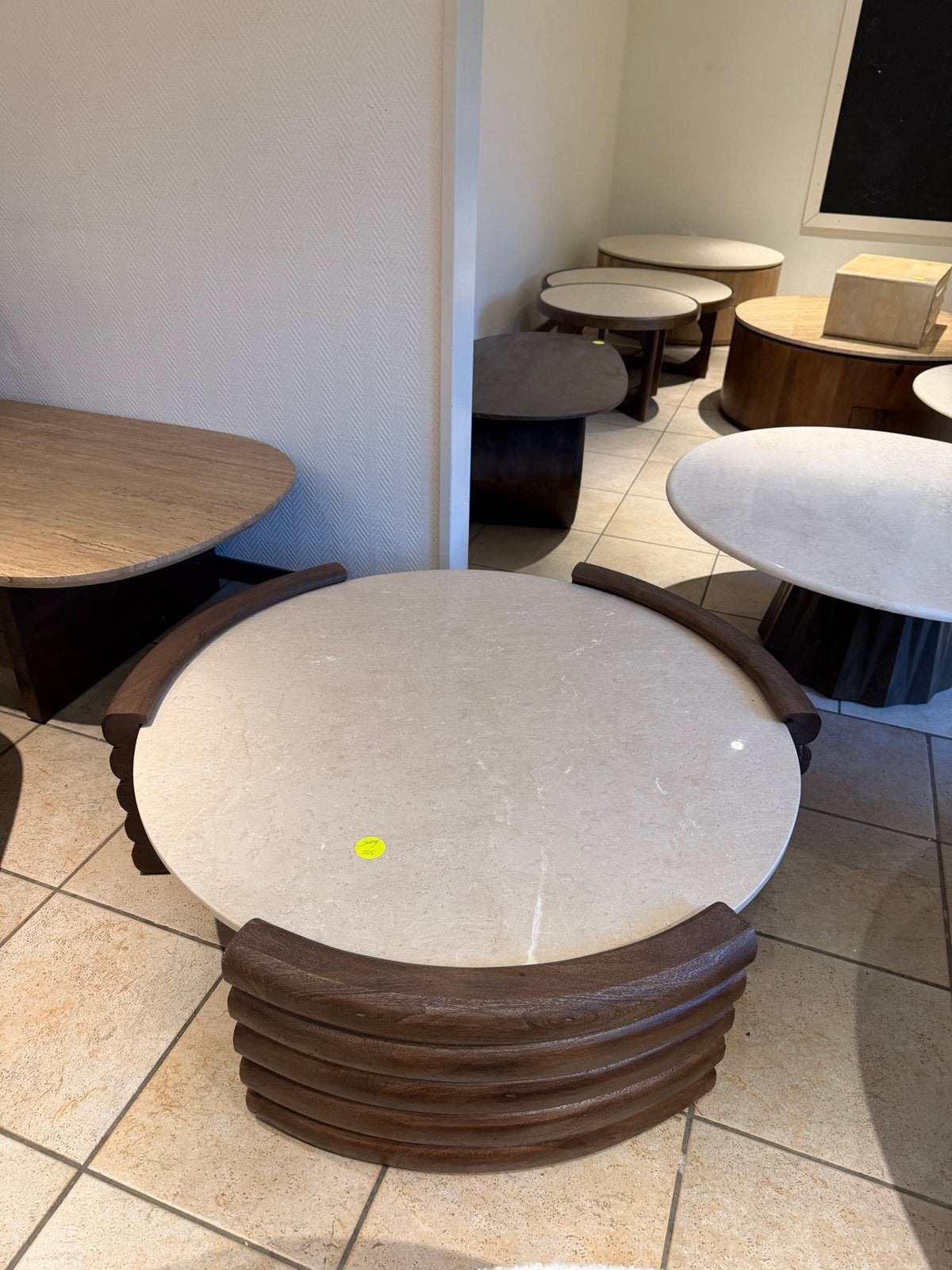Nieuwe Japandi salontafel travertin blad met walnoot hout, Huis en Inrichting, Tafels | Salontafels, Ophalen, Japandi, 100 tot 150 cm