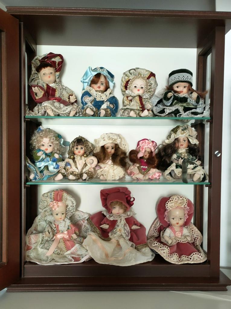 Verzameling Rossetti porseleinen poppetjes in vitrinekast, Verzamelen, Poppen, Ophalen, Zo goed als nieuw, Pop