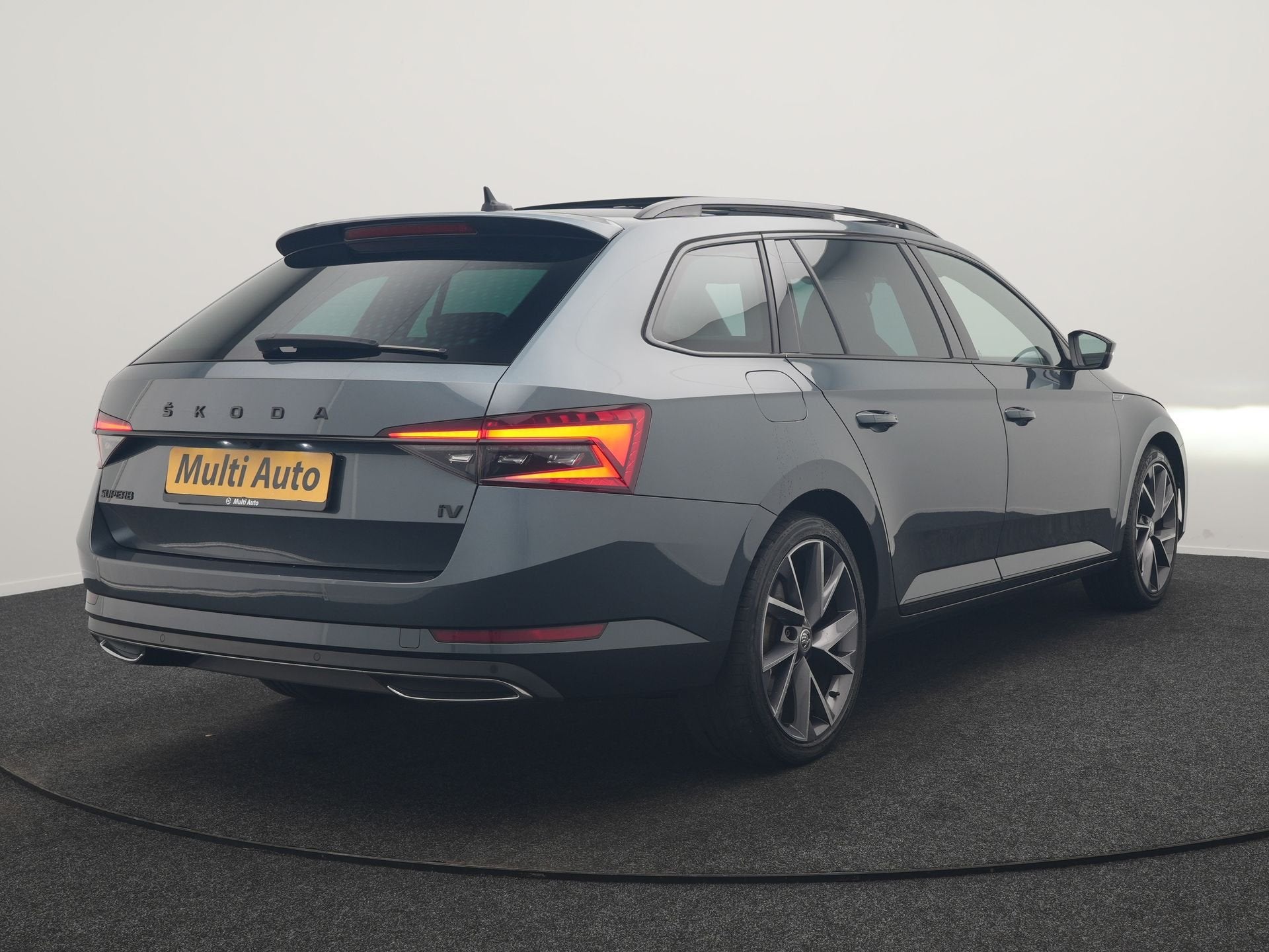 Skoda Superb Combi 1.4 TSI iV Sportline Business PHEV 218pk, Auto's, Dealer onderhouden, Gebruikt, Zwart, 4 cilinders