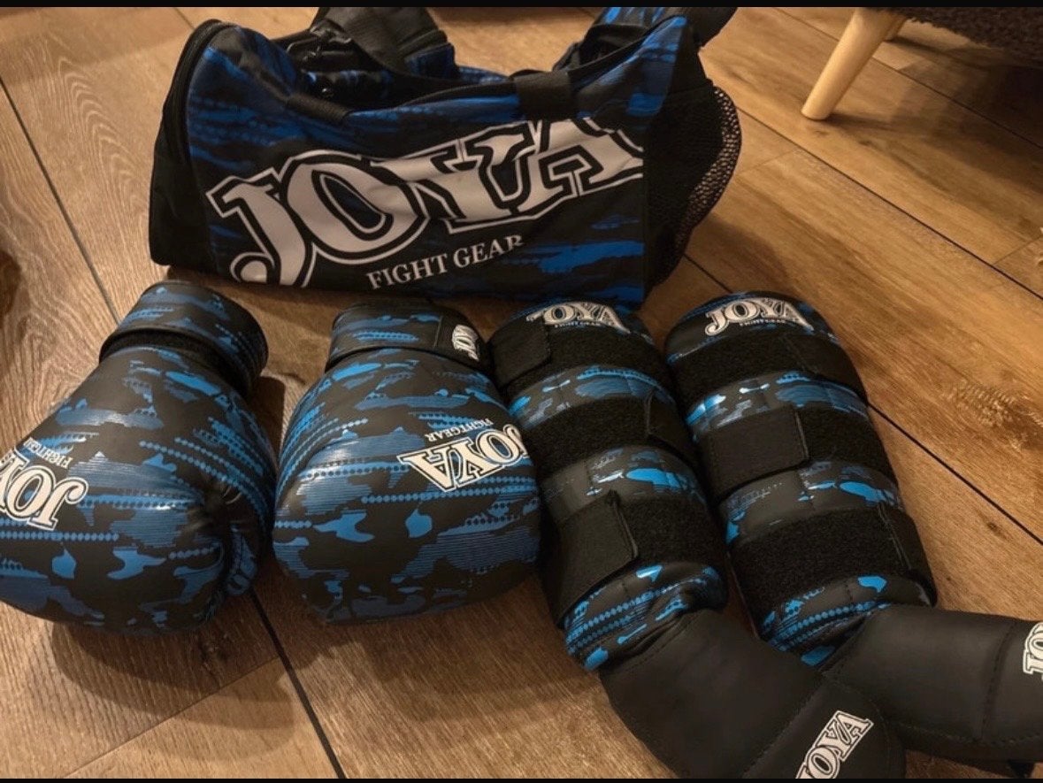 Joya Fight Gear Boksset: Handschoenen, Scheenbeschermers & T, Ophalen of Verzenden, Gebruikt, Bokshandschoenen
