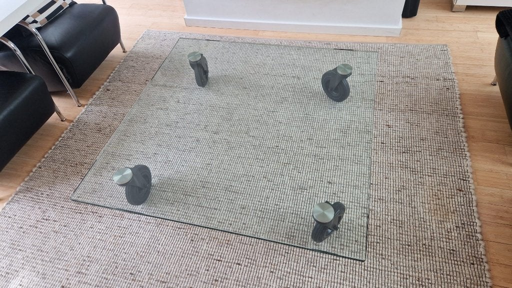 Foto 5 van Grote glazen design salontafel op wielen – 120 x 120 cm