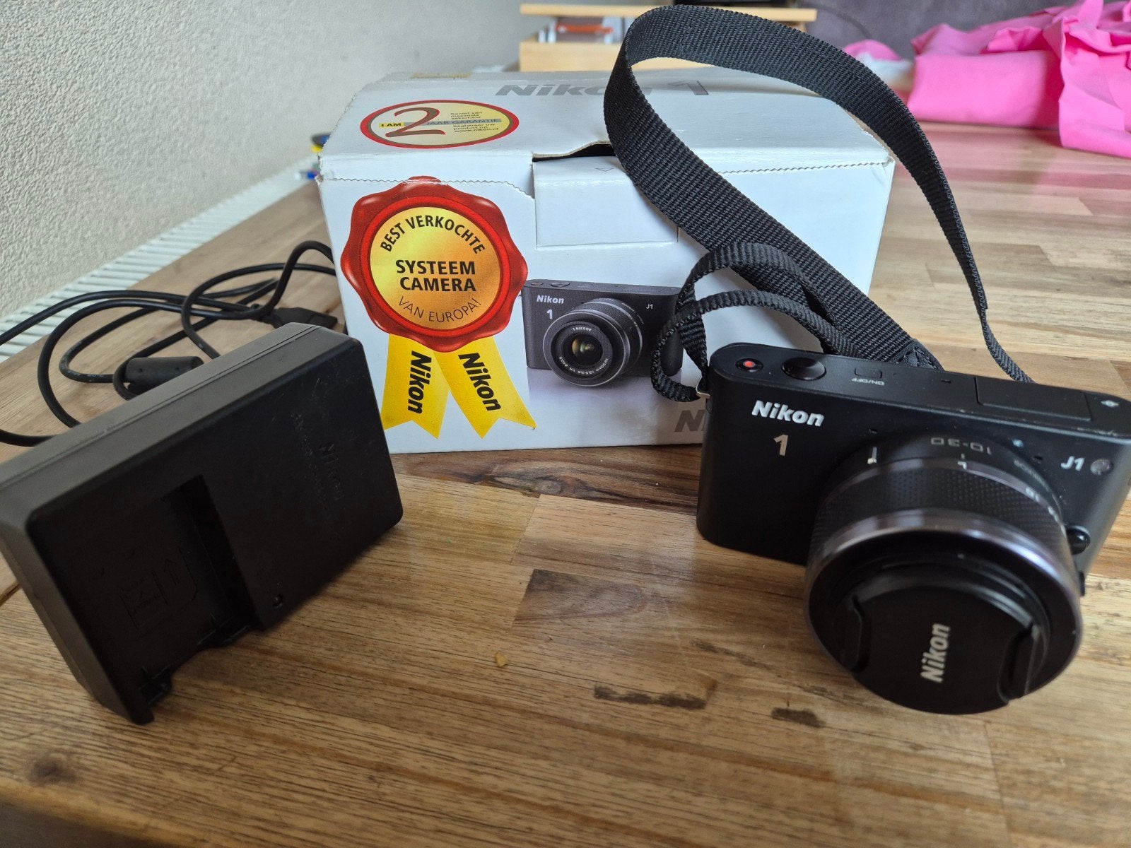 Nikon 1 J1 Systeemcamera met Oplader en Doos incl lens, Ophalen of Verzenden, Zo goed als nieuw, Nikon, Draagriem