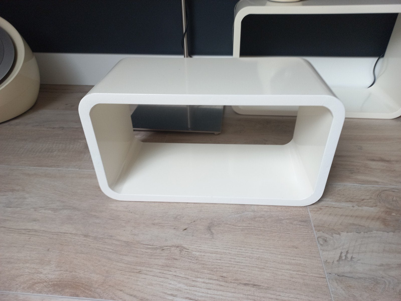 2 sets van 3 Vintage Witte Kubus Bijzettafels, Minder dan 45 cm, Minder dan 55 cm, Gebruikt, Ophalen of Verzenden