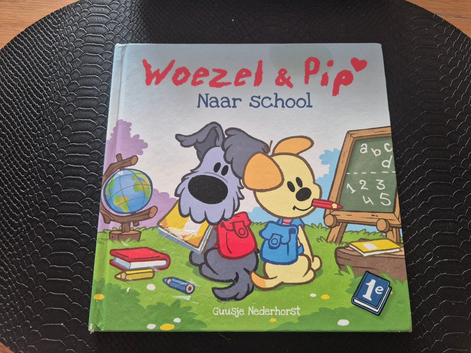 Guusje Nederhorst - Woezel & Pip - Naar school, Fictie algemeen, Ophalen of Verzenden, Zo goed als nieuw, Guusje Nederhorst