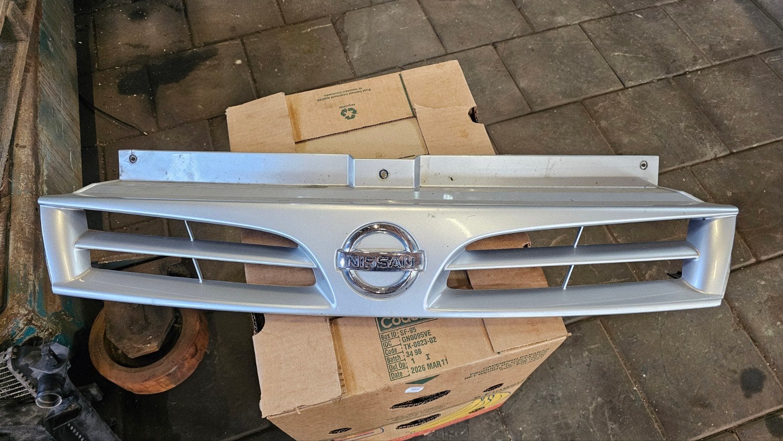 Nissan Primastar grille 2001-2006 grijs metallic, Ophalen of Verzenden, Voor, Nissan, Bumper