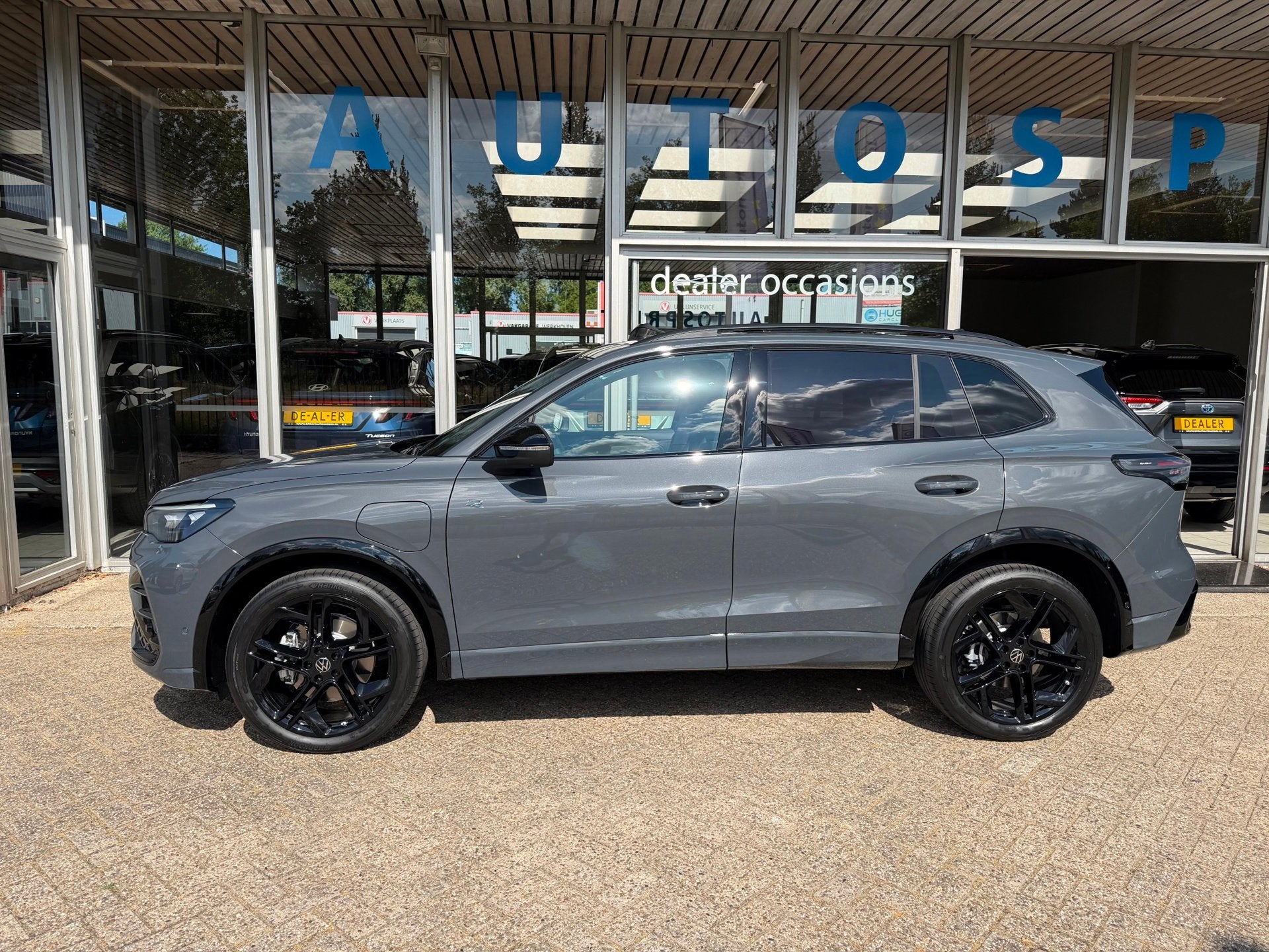 Volkswagen Tiguan 1.5 eHybrid R-Line Edition 272PK PANORAMA, Auto's, Zwart, Hybride Elektrisch/Benzine, Te koop, 5 stoelen