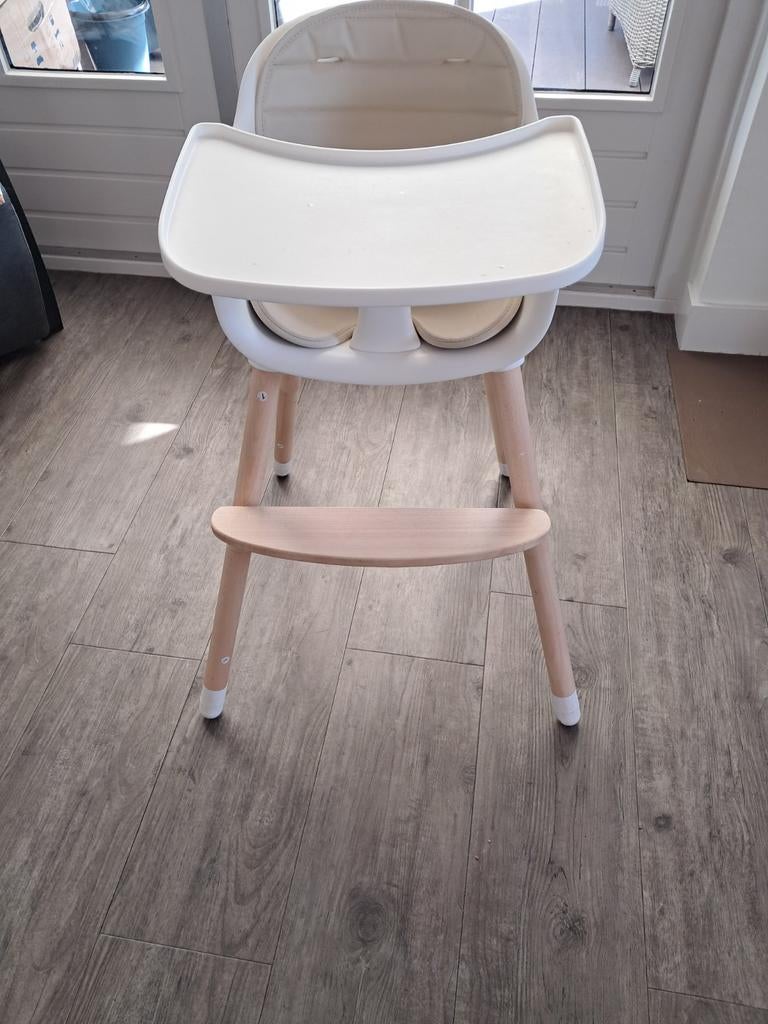 Nette Qute kinderstoel, Kinderen en Baby's, Ophalen, Gebruikt, Meegroeistoel, Afneembaar eetblad