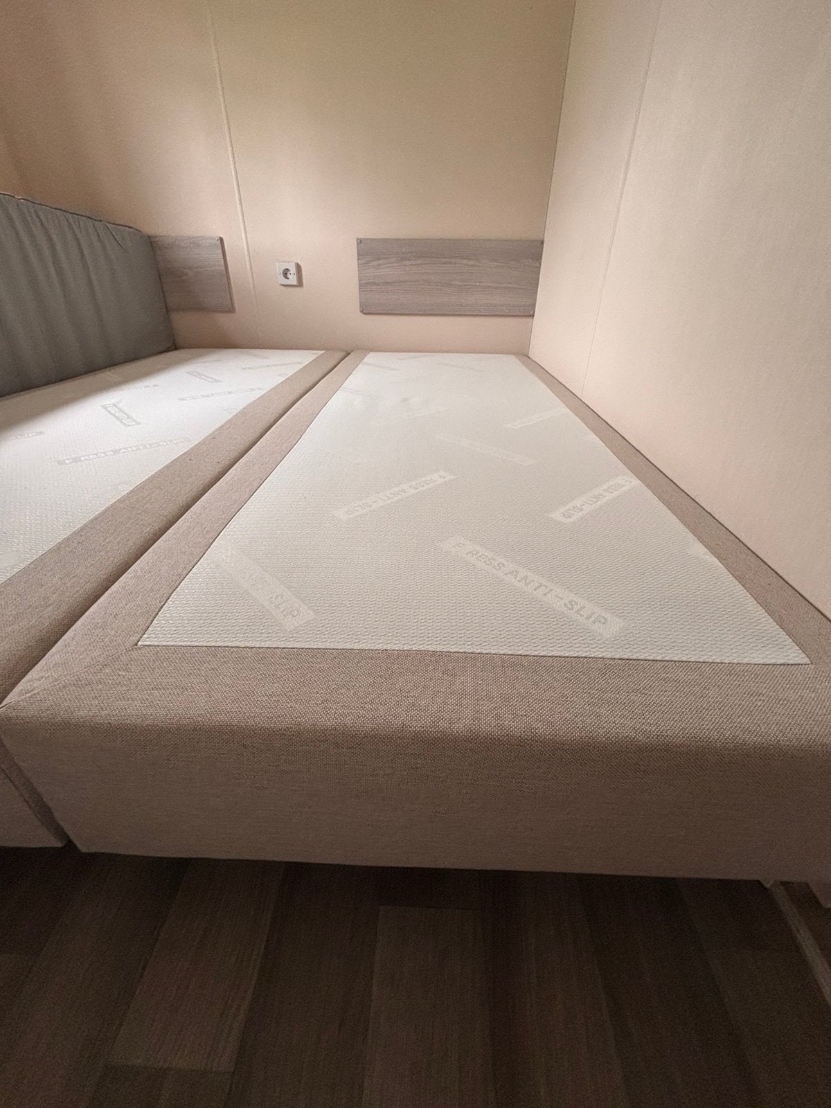 2 x Mörgann Ideal Boxspring 80x200 met IKEA Hövåg matras, Ophalen, Eenpersoons, Beige, Zo goed als nieuw