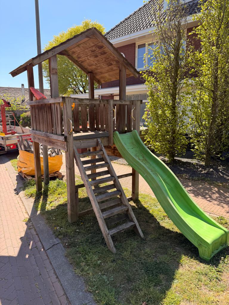 Houten Speelhuisje met Glijbaan - Gebruikt maar Goed, Kinderen en Baby's, Speelgoed | Buiten | Speelhuisjes, Ophalen, Gebruikt