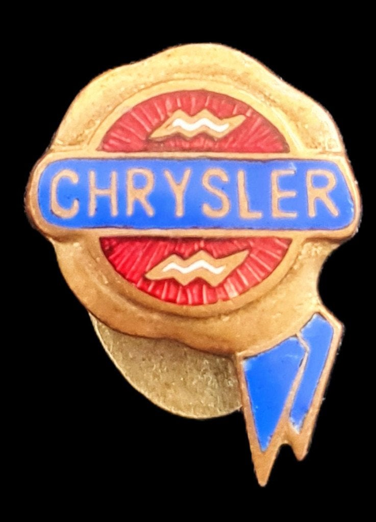 Chrysler knoop-speld rood-blauw emaille -, Verzenden, Nieuw, Transport, Speldje of Pin