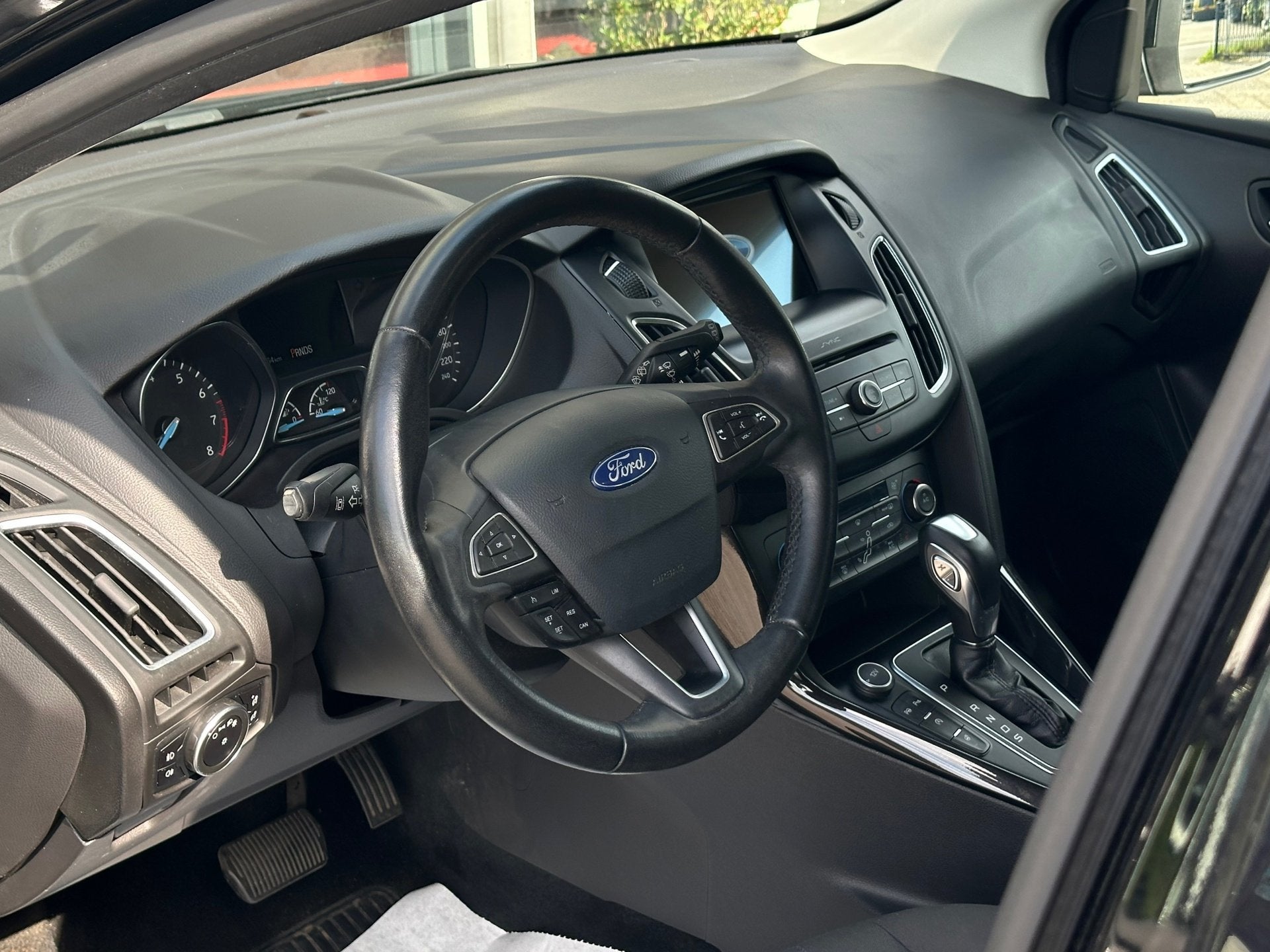 Ford Focus Wagon 1.5 Titanium / Automaat, 4 cilinders, 150 pk, Zwart, 690 kg