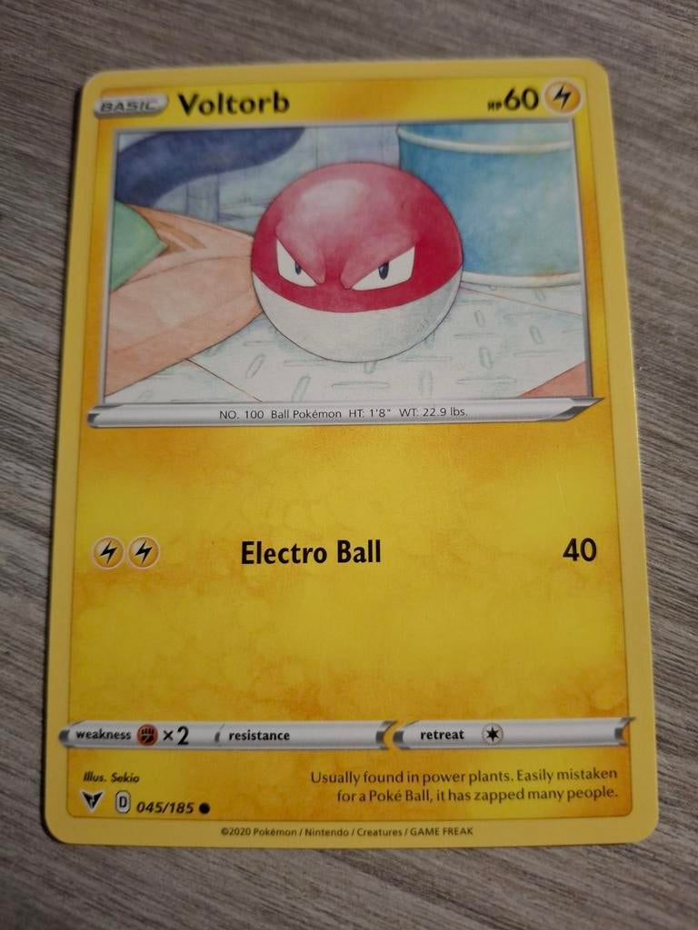 Voltorb Pokémon Kaart - Basic 045/185, Ophalen of Verzenden, Zo goed als nieuw, Losse kaart