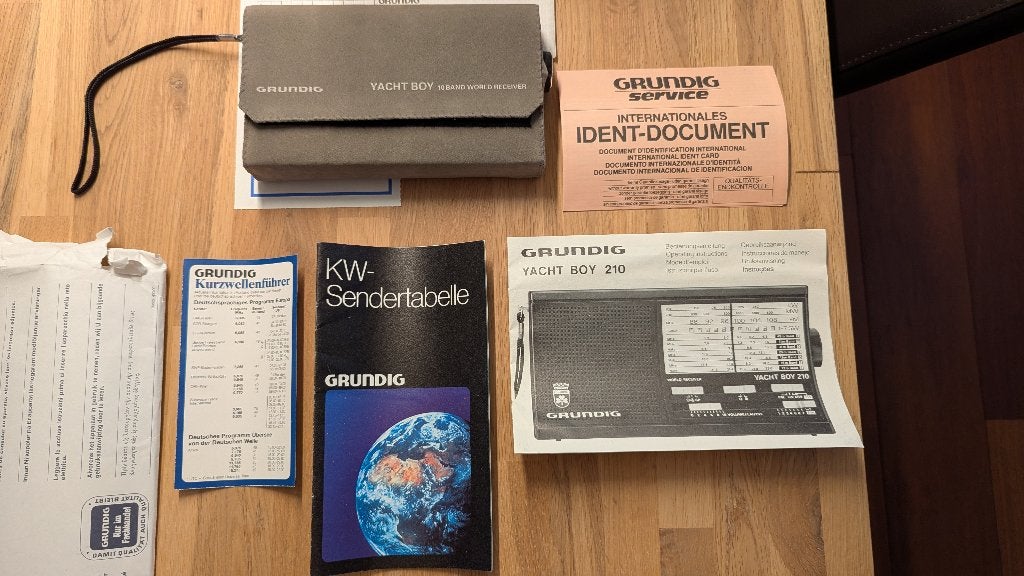 Grundig Yacht Boy 210 Wereldontvanger met documentatie, Ophalen of Verzenden, Zo goed als nieuw, Wereldontvanger