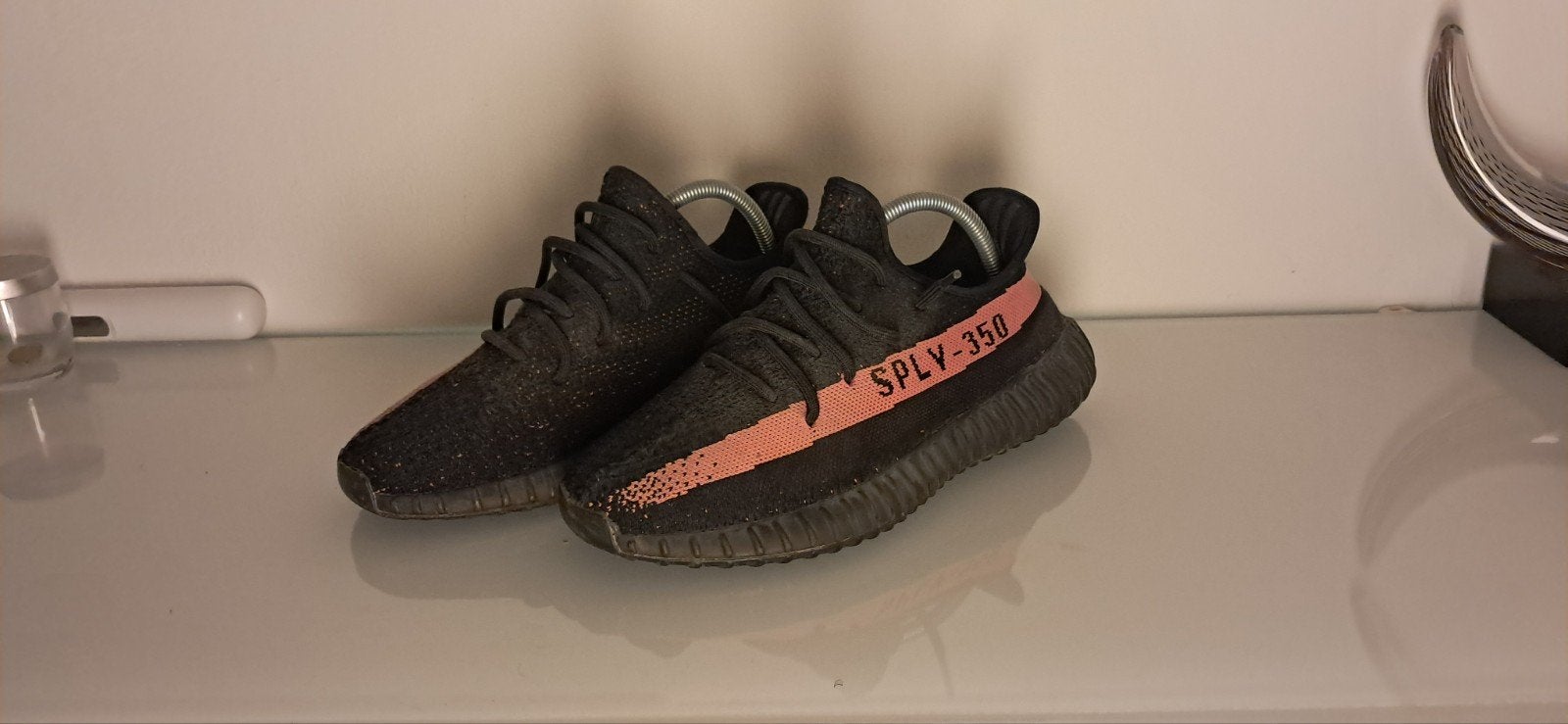 Adidas Yeezy Boost 350 V2 'Black Red' - Maat 42, Zwart, Ophalen of Verzenden, Sneakers of Gympen, Adidas Yeezy